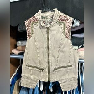 Really cute Women’s vest.